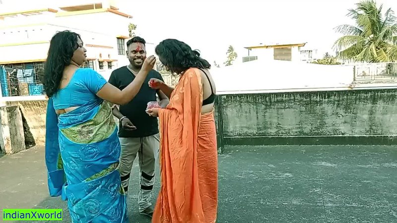 18-jähriger tamilischer Junge fickt zwei wunderschöne MILF-Bhabhis zusammen beim Holi-Festival